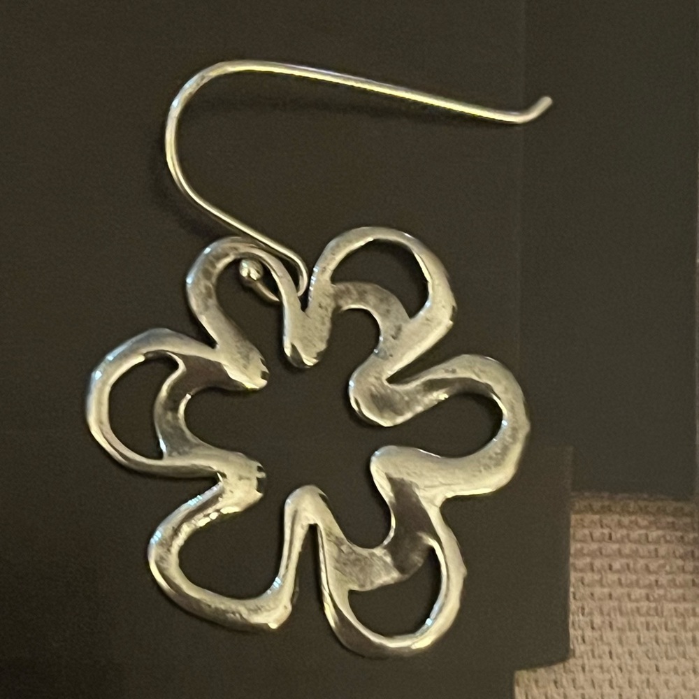 Silpada SINGLE EARRING ONLY Lightweight Sterling Silver Flower Earring. - Picture 2 of 3